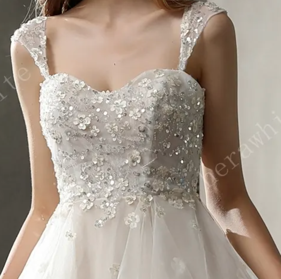 
                      
                        Vestido de gala con volantes de tul y cuentas con detalles de ensueño 
                      
                    