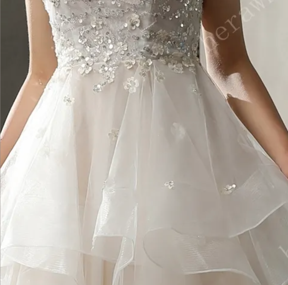 
                      
                        Vestido de gala con volantes de tul y cuentas con detalles de ensueño 
                      
                    
