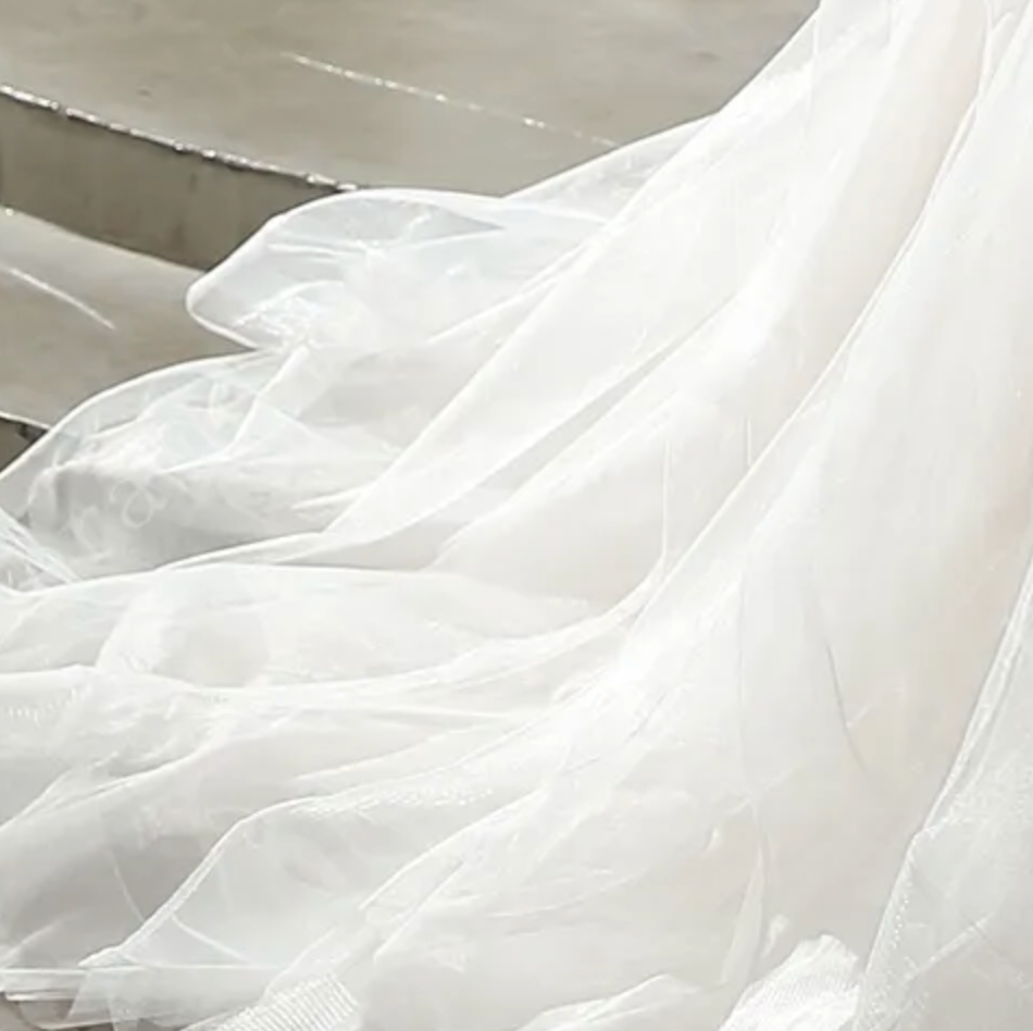 
                      
                        Vestido de gala con volantes de tul y cuentas con detalles de ensueño 
                      
                    