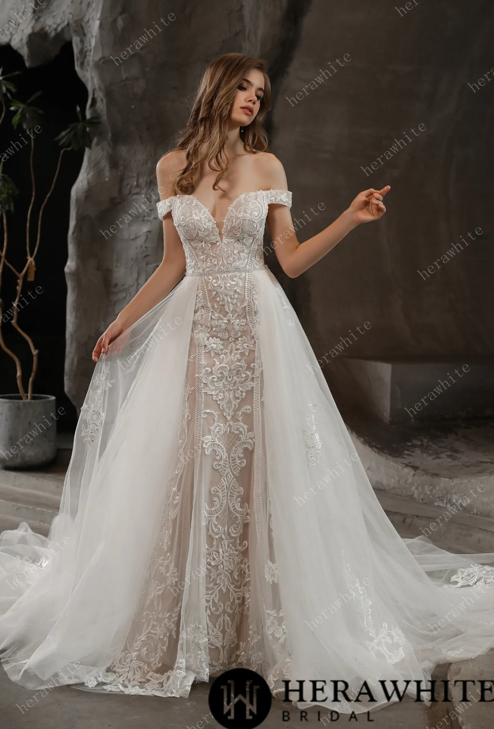 Load image into Gallery viewer, Gorgeous Lace Fit and Flare Bridal Gown with Detachable Train
