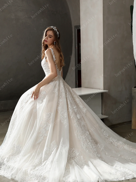 Load image into Gallery viewer, Stunning Tulle Lace Bridal Ball Gown with Glitter Tulle
