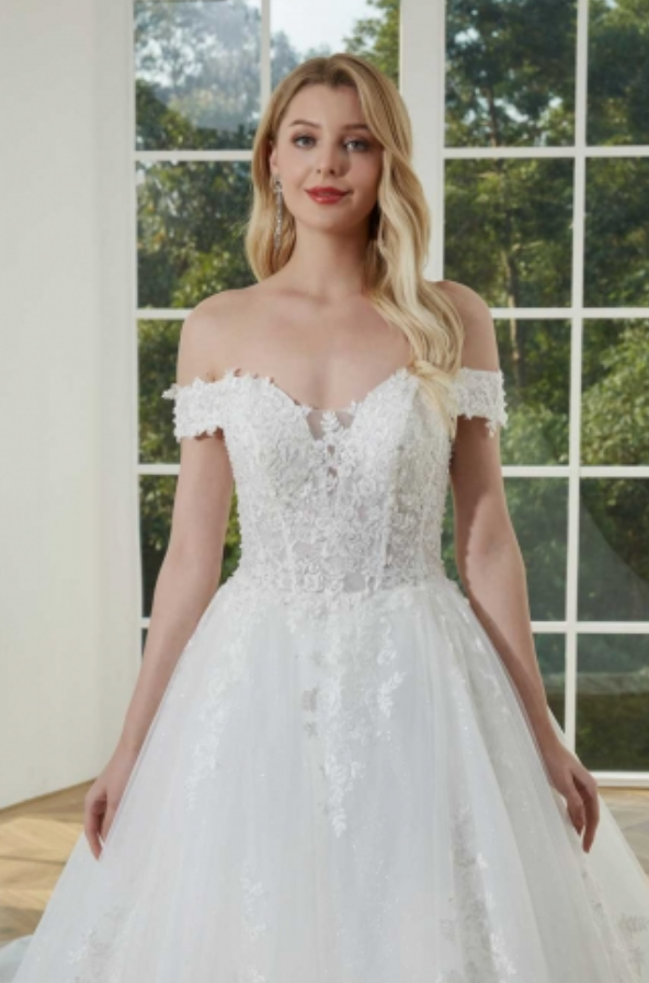 
                      
                        Tulle Lace Wedding Bridal Ball Gown with Train
                      
                    