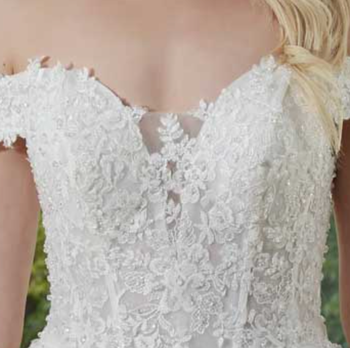 
                      
                        Tulle Lace Wedding Bridal Ball Gown with Train
                      
                    