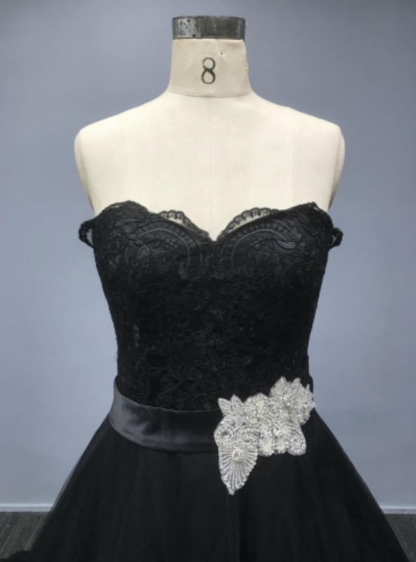 
                      
                        Black Tulle Lace Bridal Wedding A Line Sleeveless Gown
                      
                    
