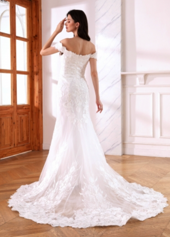 Load image into Gallery viewer, Scalloped Edge Lace Trumpet Bridal Wedding Gown
