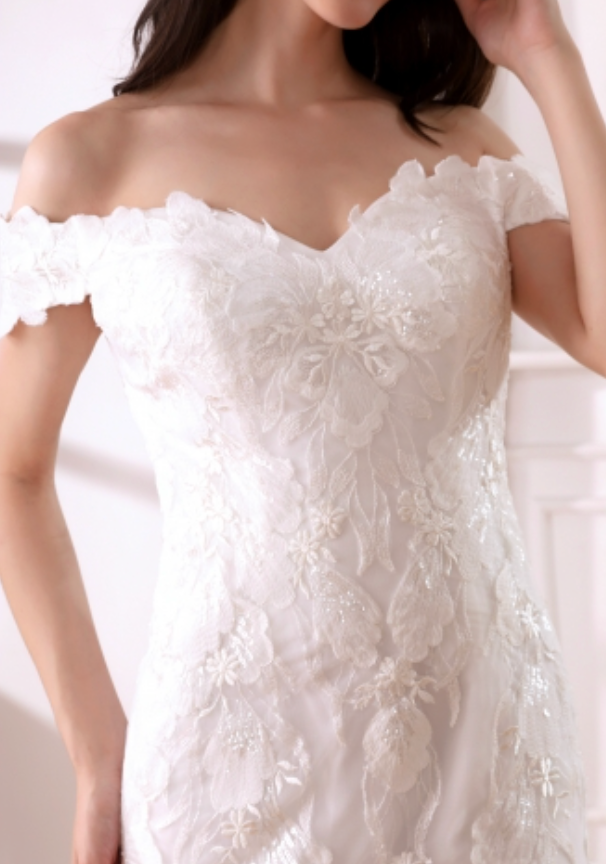 
                      
                        Scalloped Edge Lace Trumpet Bridal Wedding Gown
                      
                    