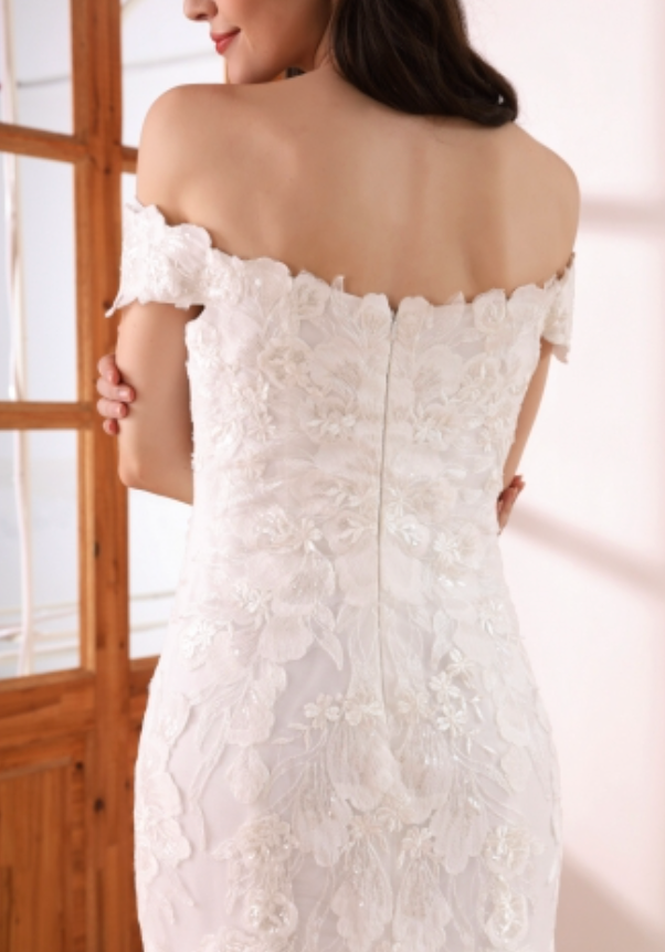 
                      
                        Scalloped Edge Lace Trumpet Bridal Wedding Gown
                      
                    