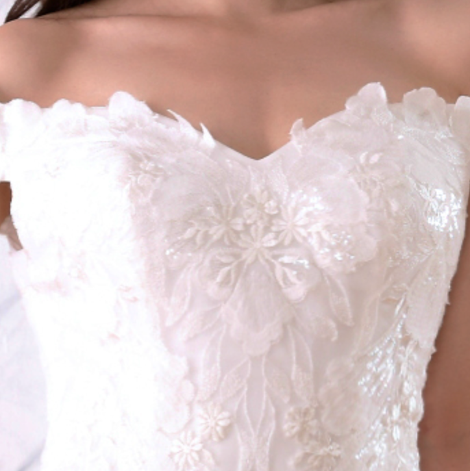 
                      
                        Scalloped Edge Lace Trumpet Bridal Wedding Gown
                      
                    