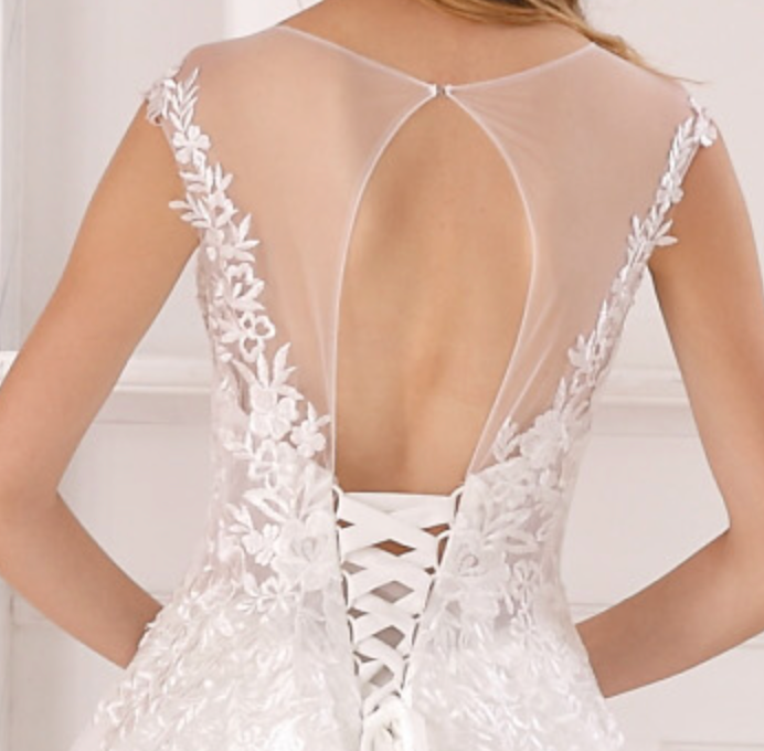 
                      
                        Luxurious Lace A Line Wedding Bridal Gown
                      
                    