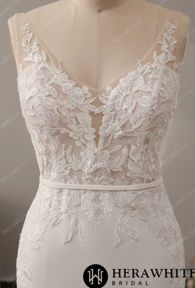 
                      
                        Romantic Lace Sheath Wedding Dress with Low Back
                      
                    