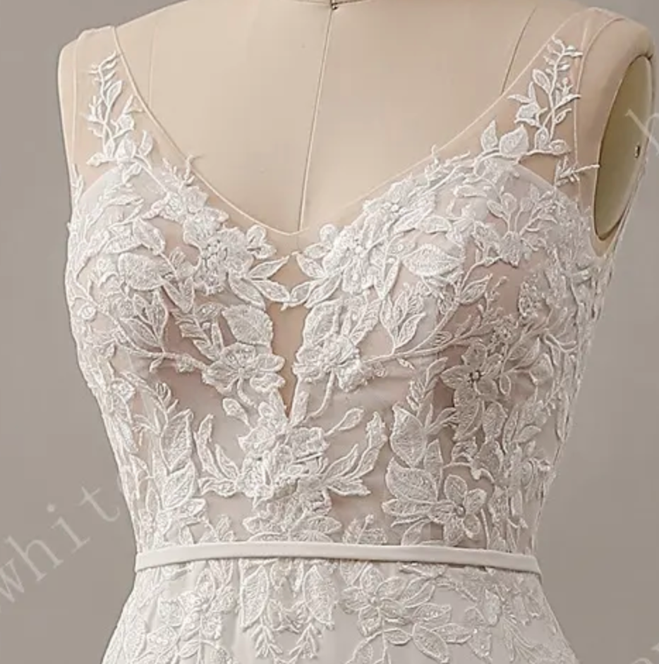 
                      
                        Romantic Lace Sheath Wedding Dress with Low Back
                      
                    