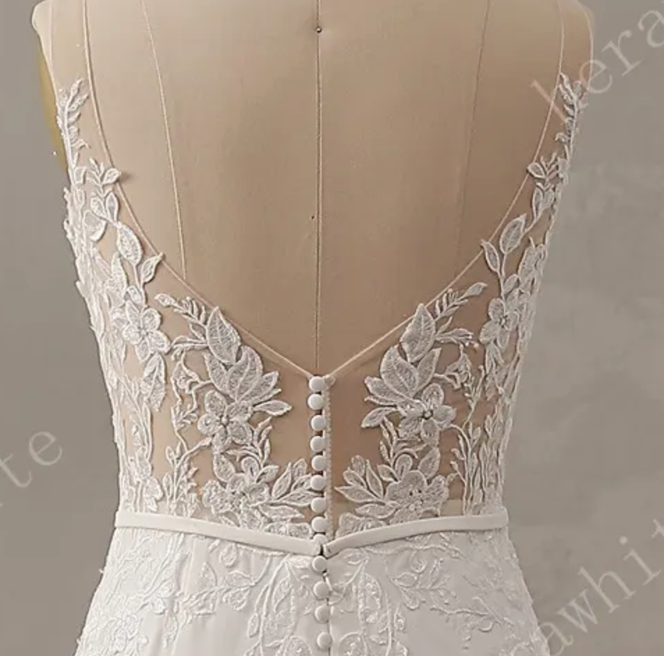 
                      
                        Romantic Lace Sheath Wedding Dress with Low Back
                      
                    