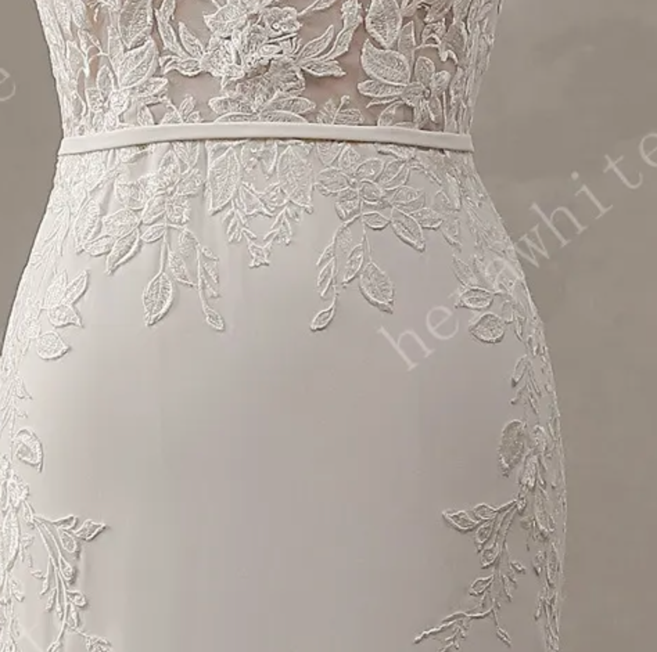 
                      
                        Romantic Lace Sheath Wedding Dress with Low Back
                      
                    