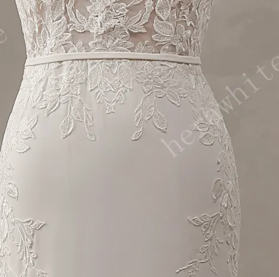 Load image into Gallery viewer, Romantic Lace Sheath Wedding Dress with Low Back

