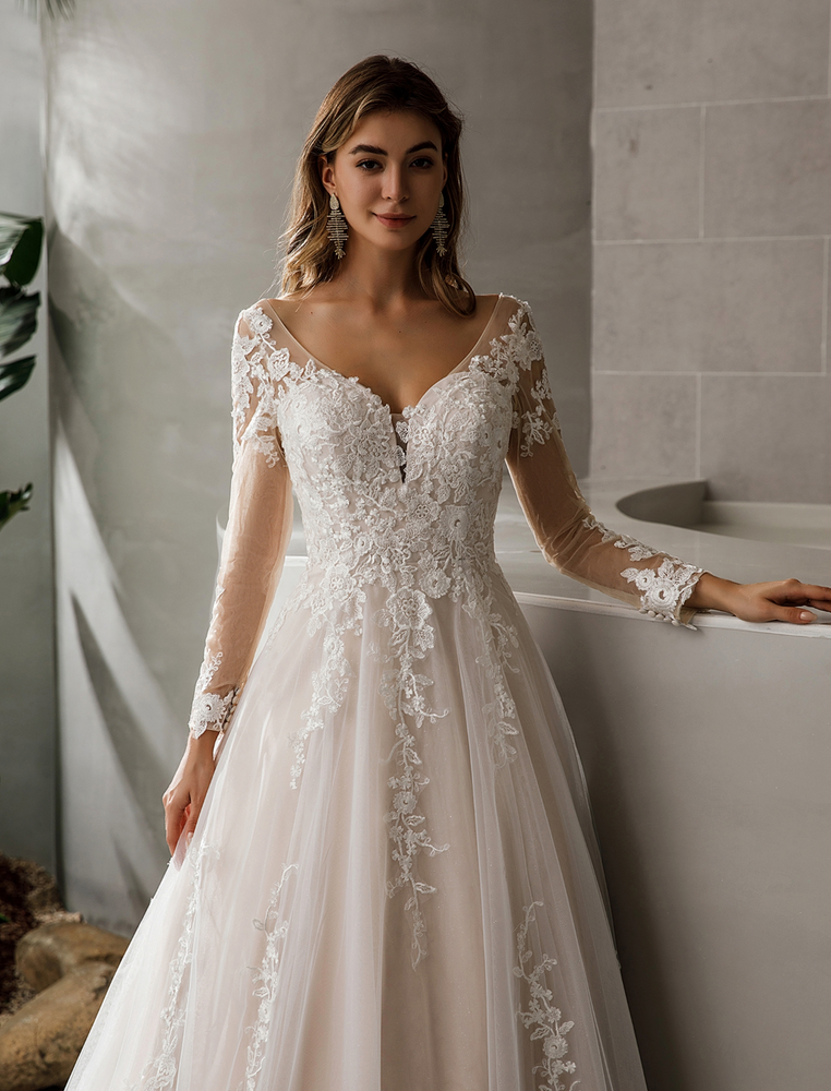 
                      
                        Classic Princess Wedding Dress With V-Neck and Long Sleeves
                      
                    