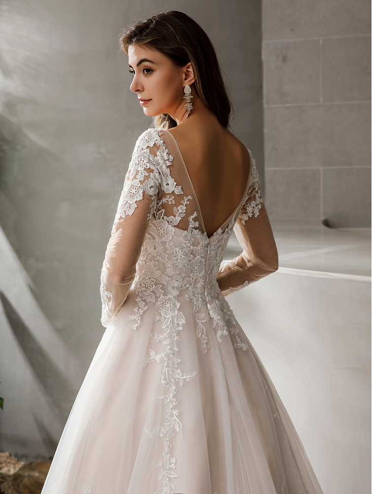 
                      
                        Classic Princess Wedding Dress With V-Neck and Long Sleeves
                      
                    
