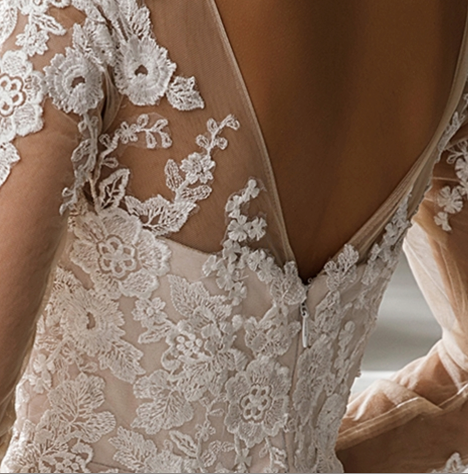 
                      
                        Classic Princess Wedding Dress With V-Neck and Long Sleeves
                      
                    