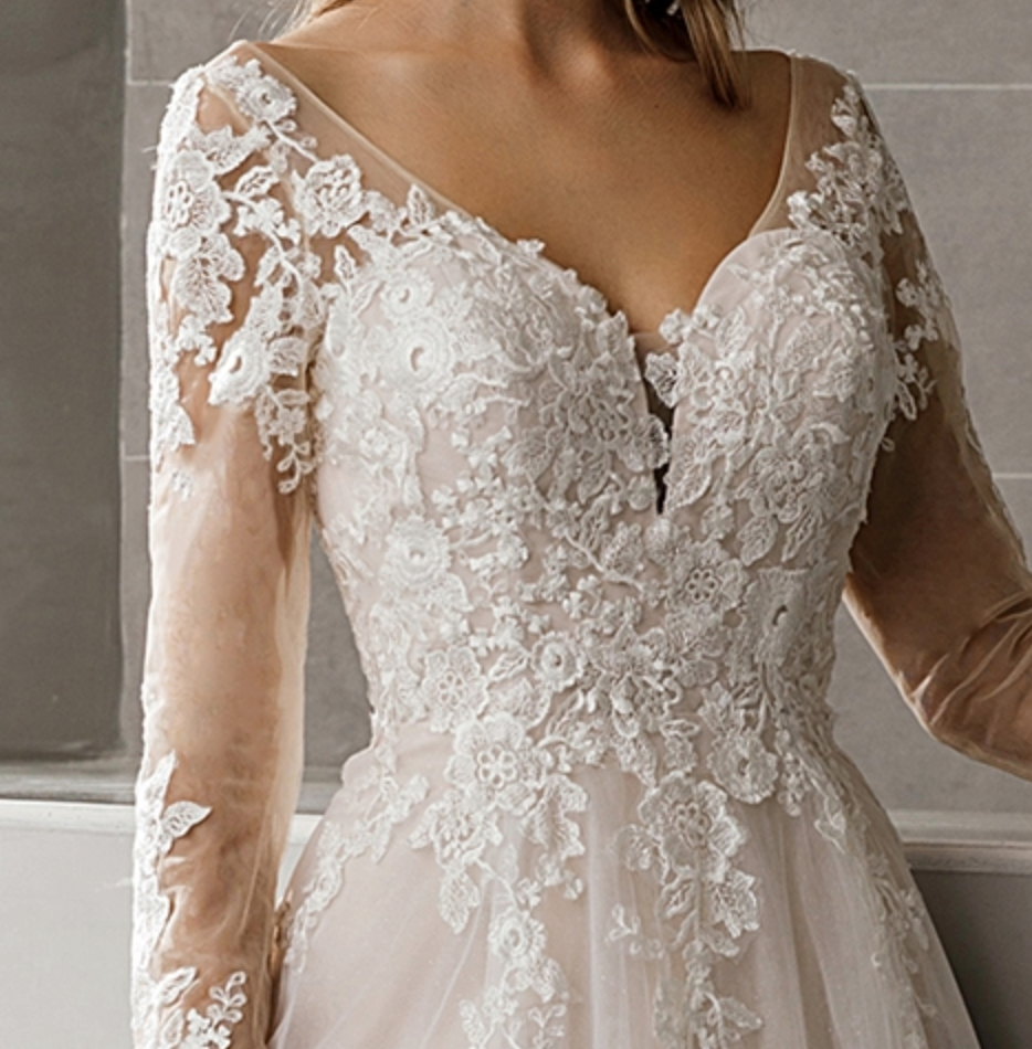 
                      
                        Classic Princess Wedding Dress With V-Neck and Long Sleeves
                      
                    