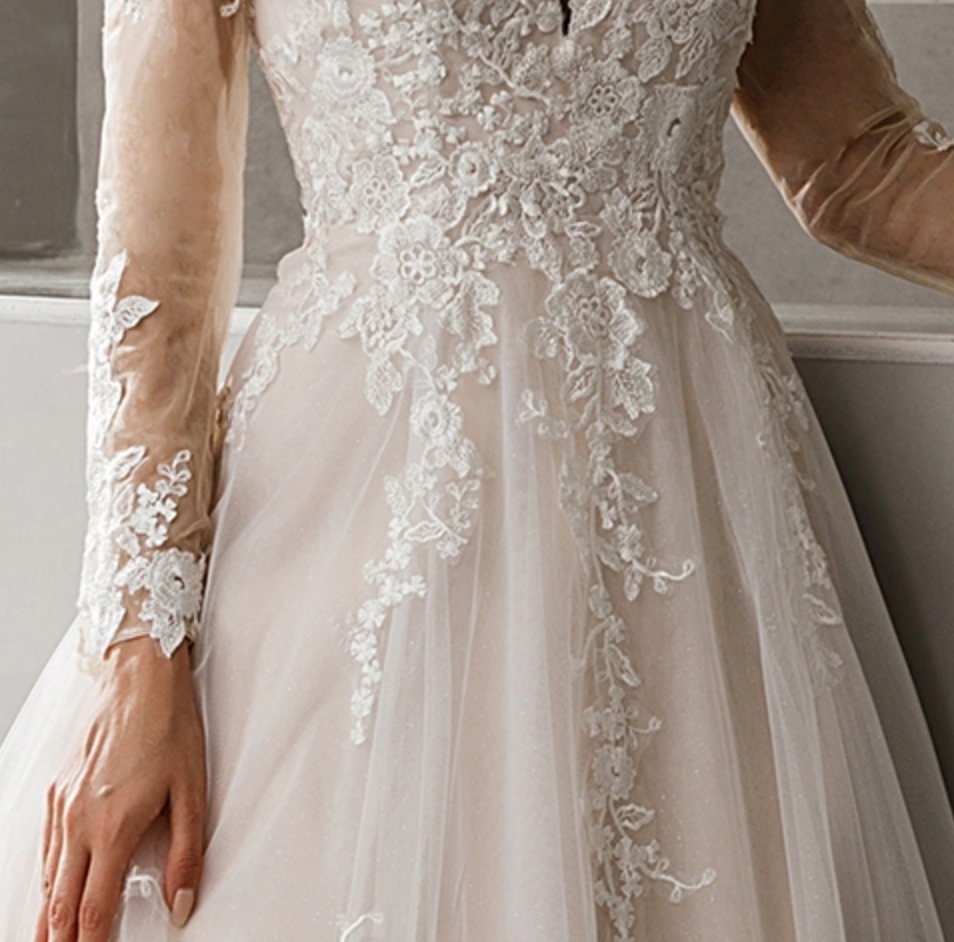 
                      
                        Classic Princess Wedding Dress With V-Neck and Long Sleeves
                      
                    
