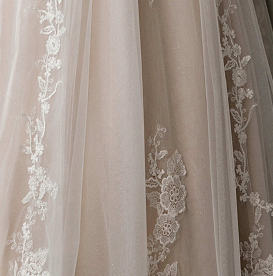 
                      
                        Classic Princess Wedding Dress With V-Neck and Long Sleeves
                      
                    