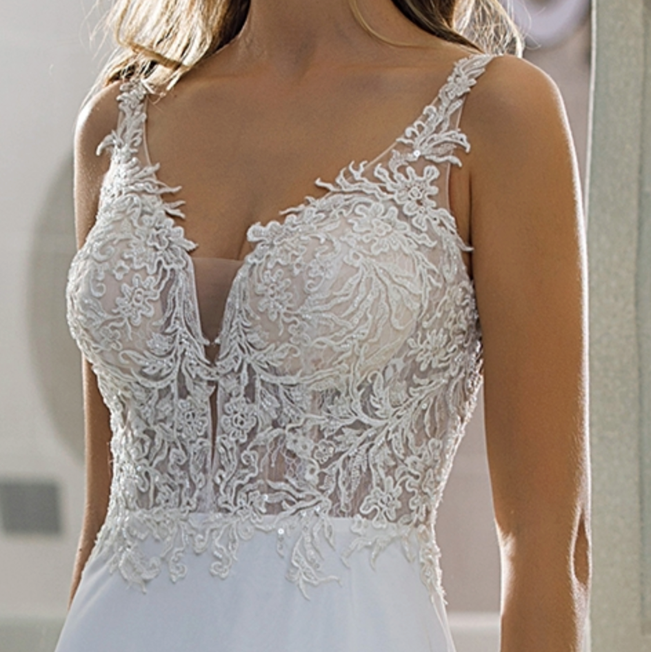 
                      
                        Simple Lace A-line Bridal Gown With Chiffon Skirt
                      
                    