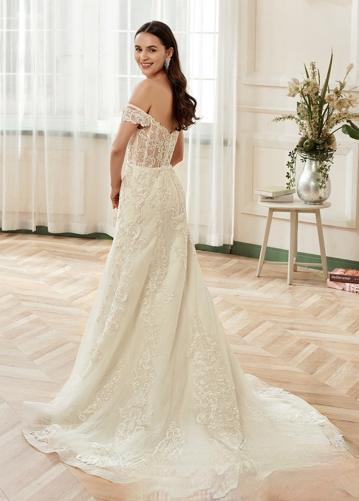 
                      
                        Sweetheart Neckline Chapel Train With Embroidery Lace Bridal Gown
                      
                    
