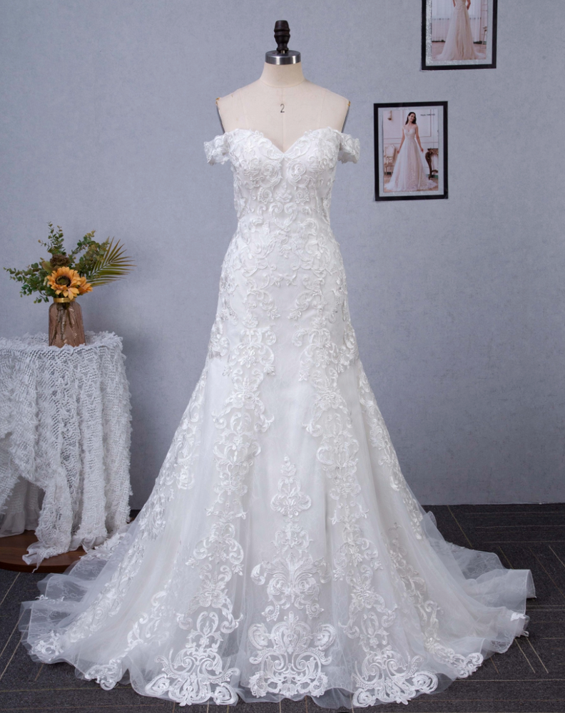 
                      
                        Sweetheart Neckline Chapel Train With Embroidery Lace Bridal Gown
                      
                    