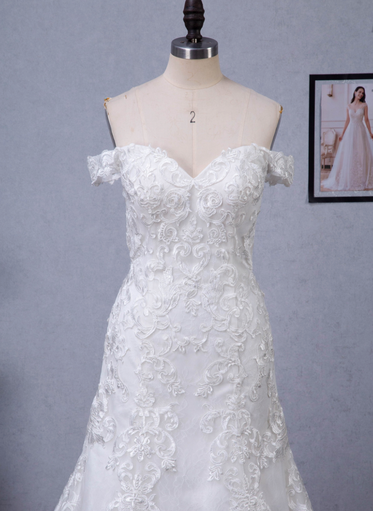 
                      
                        Sweetheart Neckline Chapel Train With Embroidery Lace Bridal Gown
                      
                    