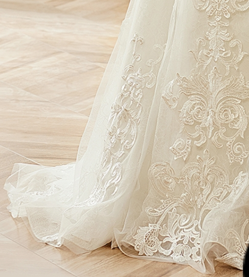 
                      
                        Sweetheart Neckline Chapel Train With Embroidery Lace Bridal Gown
                      
                    