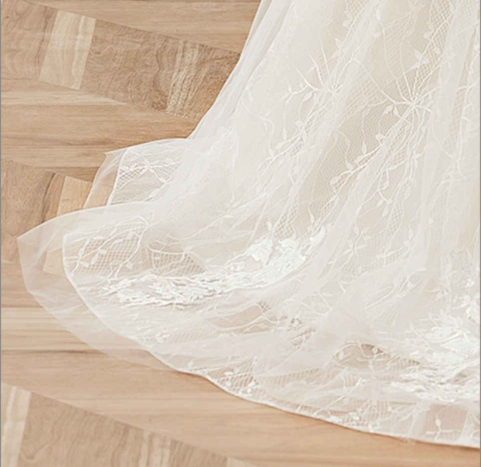 
                      
                        Romantic A-Line V-neck Floral Applique Court Train Bridal Gown
                      
                    
