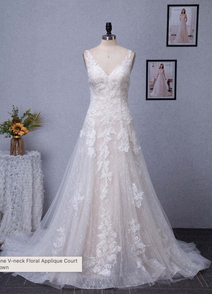 
                      
                        Romantic A-Line V-neck Floral Applique Court Train Bridal Gown
                      
                    