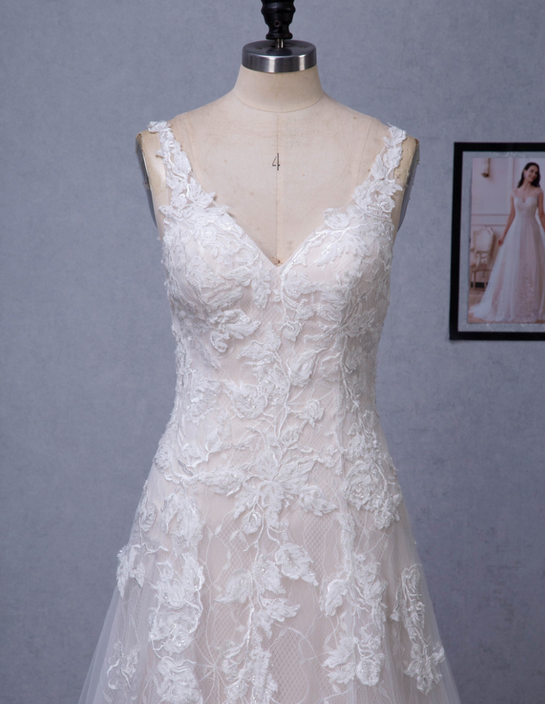 
                      
                        Romantic A-Line V-neck Floral Applique Court Train Bridal Gown
                      
                    