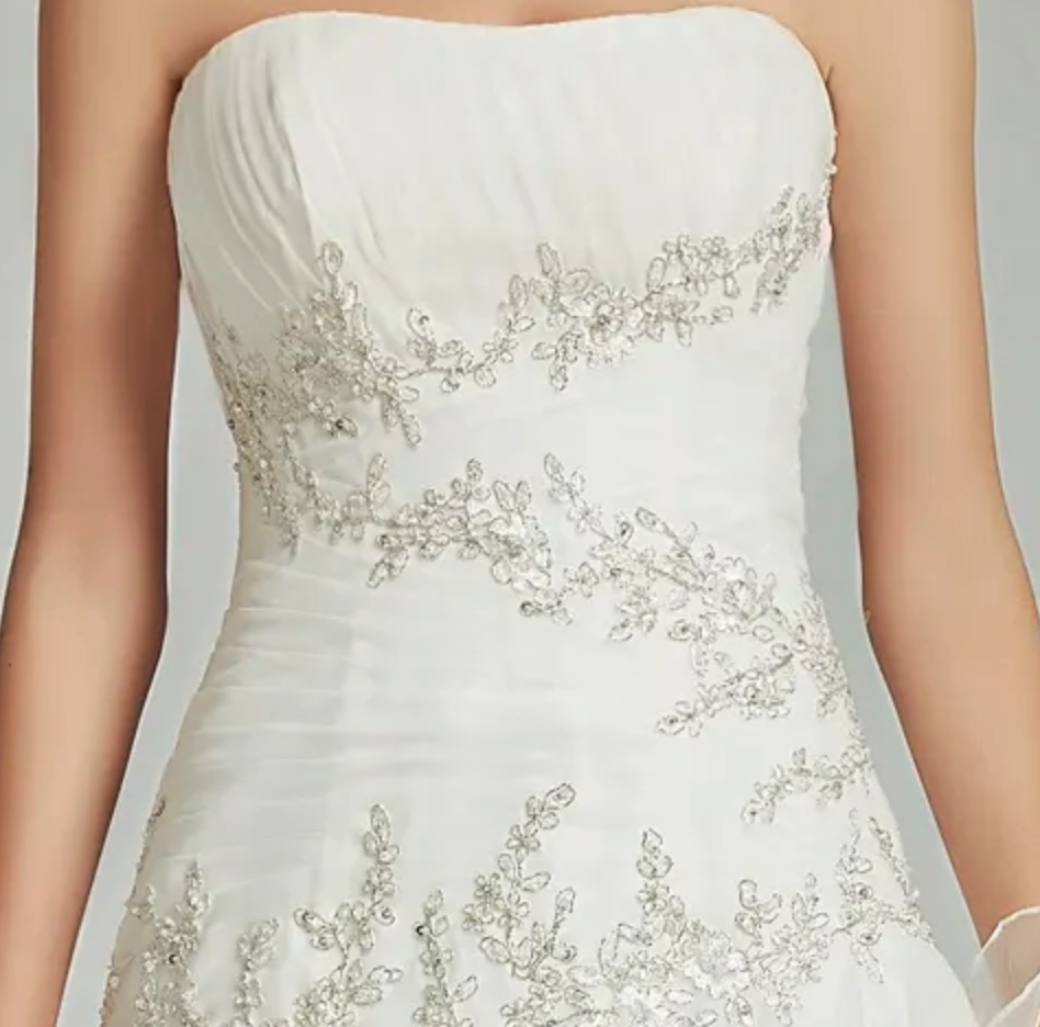 
                      
                        Strapless Pleating Wedding Dress With Ruffled Skirt
                      
                    