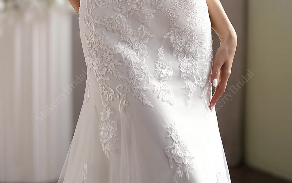 
                      
                        Lace Applique Tulle V-Neck Mermaid Wedding Gown
                      
                    