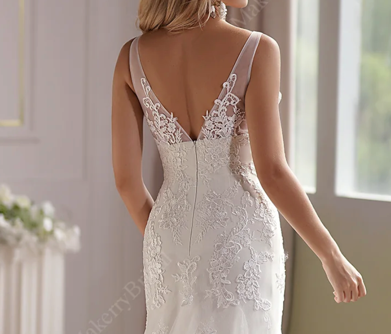 
                      
                        Lace Applique Tulle V-Neck Mermaid Wedding Gown
                      
                    