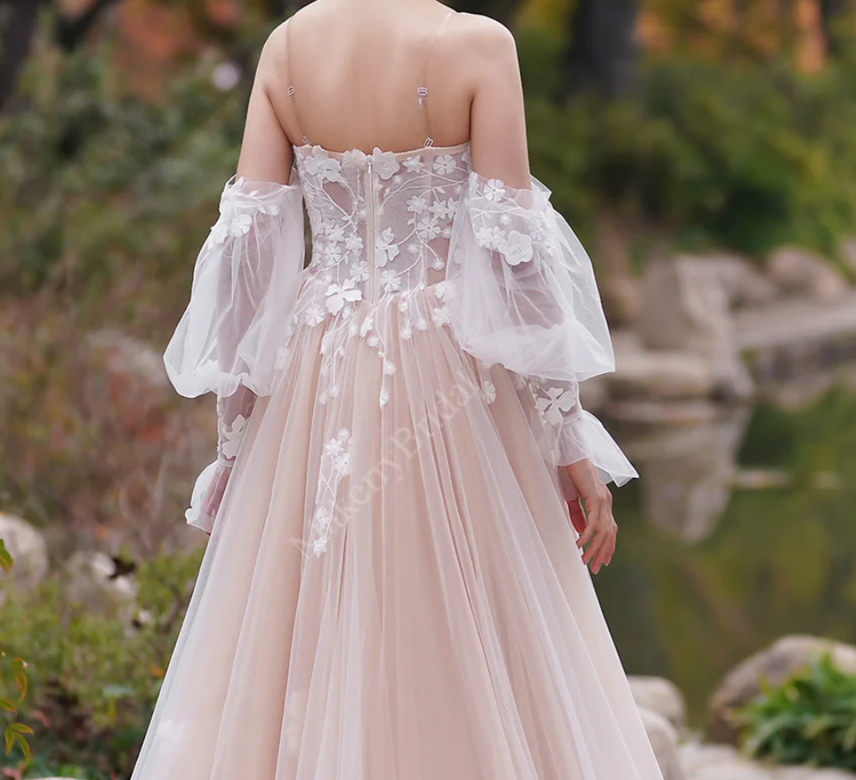 
                      
                        Elegant 3D Flower Appliques A-Line Wedding Dress
                      
                    