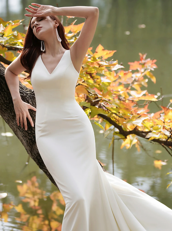 Load image into Gallery viewer, Simple Fit &amp;amp; Flare Wedding Dress With A Deep-V Back
