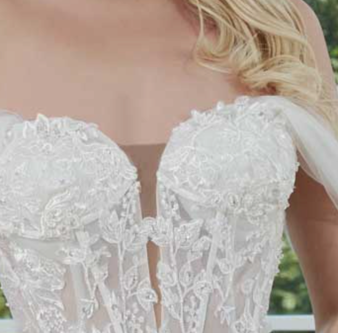 
                      
                        Floral Lace Tulle Bridal Wedding Dress
                      
                    