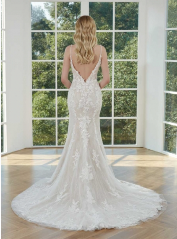 
                      
                        Vestido de novia sirena con encaje y tul floral
                      
                    