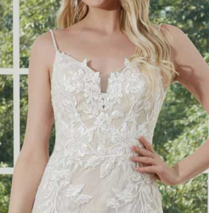 
                      
                        Vestido de novia sirena con encaje y tul floral
                      
                    