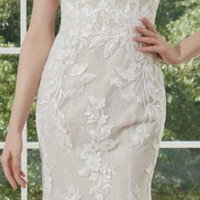 
                      
                        Vestido de novia sirena con encaje y tul floral
                      
                    