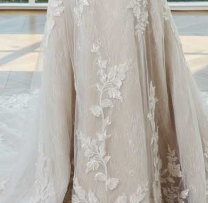 
                      
                        Vestido de novia sirena con encaje y tul floral
                      
                    