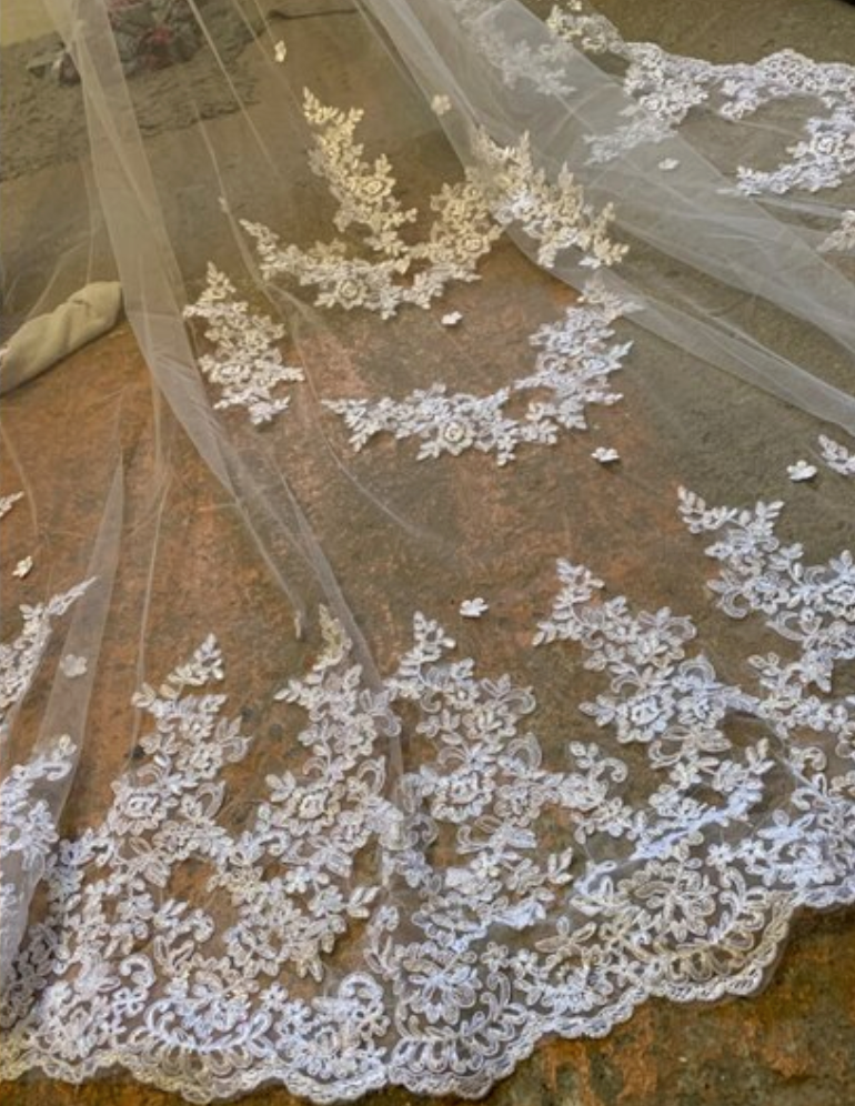 
                      
                        White Ivory Long Lace Edge Bridal Veil With Comb
                      
                    
