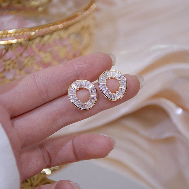 
                      
                        14k Gold Cubic Zirconia Irregular Circle Stud Earrings - TulleLux Bridal Crowns &  Accessories 
                      
                    