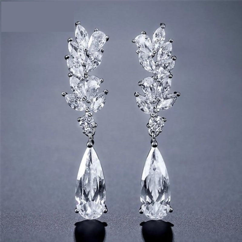 
                      
                        Dainty Cubic Zirconia Water Drop Crystal Dangle Bridal Earrings - TulleLux Bridal Crowns &  Accessories 
                      
                    