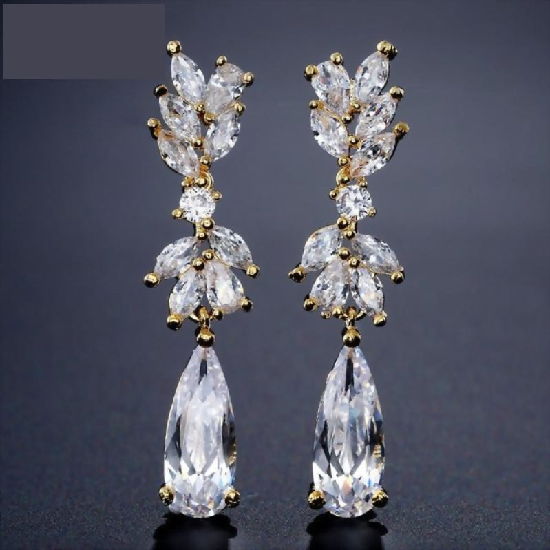 
                      
                        Dainty Cubic Zirconia Water Drop Crystal Dangle Bridal Earrings - TulleLux Bridal Crowns &  Accessories 
                      
                    