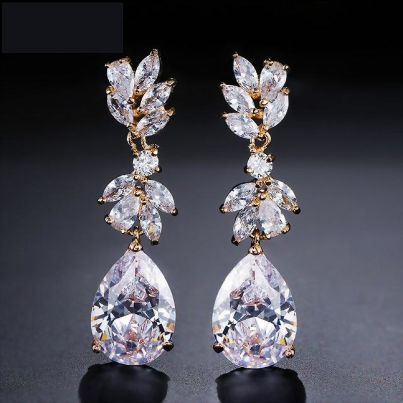 
                      
                        Dainty Cubic Zirconia Water Drop Crystal Dangle Bridal Earrings - TulleLux Bridal Crowns &  Accessories 
                      
                    