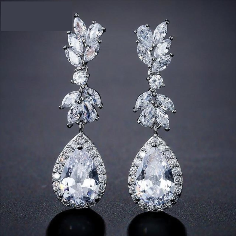 
                      
                        Dainty Cubic Zirconia Water Drop Crystal Dangle Bridal Earrings - TulleLux Bridal Crowns &  Accessories 
                      
                    