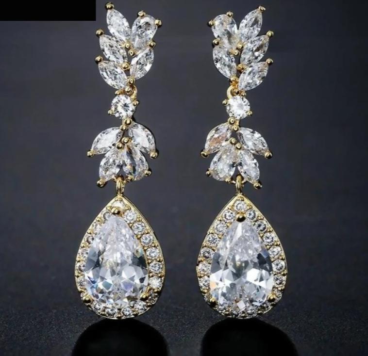 
                      
                        Dainty Cubic Zirconia Water Drop Crystal Dangle Bridal Earrings - TulleLux Bridal Crowns &  Accessories 
                      
                    