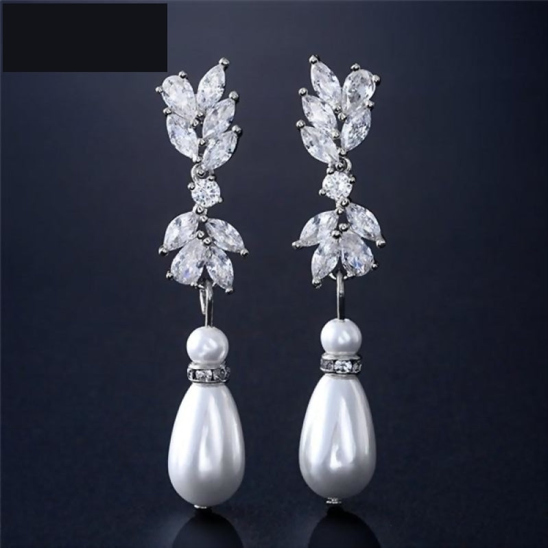 
                      
                        Dainty Cubic Zirconia Water Drop Crystal Dangle Bridal Earrings - TulleLux Bridal Crowns &  Accessories 
                      
                    
